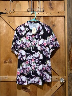 Black Floral Skull Short-Sleeve Button-Down Shirt by Skaloud